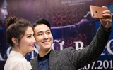 Diễm My 9X và Hứa Vĩ Văn tay trong tay như tình nhân