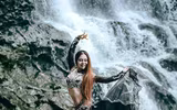 Ngỡ ngàng trước những vũ điệu bellydance bên bờ suối