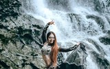 Ngỡ ngàng trước những vũ điệu bellydance bên bờ suối