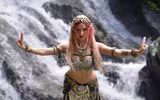 Ngỡ ngàng trước những vũ điệu bellydance bên bờ suối
