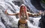 Ngỡ ngàng trước những vũ điệu bellydance bên bờ suối