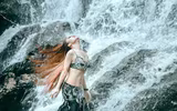 Ngỡ ngàng trước những vũ điệu bellydance bên bờ suối