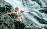 Ngỡ ngàng trước những vũ điệu bellydance bên bờ suối