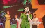 Sao Mai Thu Hằng đẹp hút hồn với đồng phục công an, hát tặng người yêu trong ngày đặc biệt