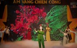Sao Mai Thu Hằng đẹp hút hồn với đồng phục công an, hát tặng người yêu trong ngày đặc biệt