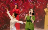 Sao Mai Thu Hằng đẹp hút hồn với đồng phục công an, hát tặng người yêu trong ngày đặc biệt