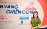 Sao Mai Thu Hằng đẹp hút hồn với đồng phục công an, hát tặng người yêu trong ngày đặc biệt