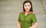 Sao Mai Thu Hằng đẹp hút hồn với đồng phục công an, hát tặng người yêu trong ngày đặc biệt