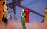 Sao Mai Thu Hằng đẹp hút hồn với đồng phục công an, hát tặng người yêu trong ngày đặc biệt