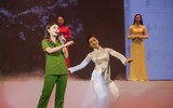 Sao Mai Thu Hằng đẹp hút hồn với đồng phục công an, hát tặng người yêu trong ngày đặc biệt