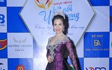 Hoa hậu Lê Thanh Thúy bị fan vây kín trong Hành trình kết nối yêu thương