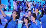 Hoa hậu Lê Thanh Thúy bị fan vây kín trong Hành trình kết nối yêu thương
