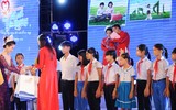 Hoa hậu Lê Thanh Thúy bị fan vây kín trong Hành trình kết nối yêu thương