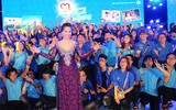 Hoa hậu Lê Thanh Thúy bị fan vây kín trong Hành trình kết nối yêu thương