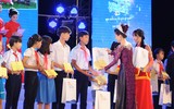 Hoa hậu Lê Thanh Thúy bị fan vây kín trong Hành trình kết nối yêu thương