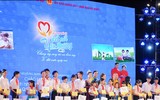 Hoa hậu Lê Thanh Thúy bị fan vây kín trong Hành trình kết nối yêu thương