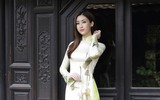 Hoa hậu Đỗ Mỹ Linh trổ tài đánh đàn bầu điêu luyện