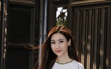 Hoa hậu Đỗ Mỹ Linh trổ tài đánh đàn bầu điêu luyện