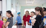 Chuẩn bị thi Hoa hậu Hòa bình, Huyền My vẫn không quên các bệnh nhi