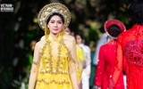 Hoa hậu Myanmar toả sáng trên sàn diễn với áo dài của Kenny Thái