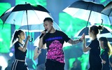 Đông Nhi để mặt mộc, mặc giản dị đi tổng duyệt chương trình cùng Khắc Việt
