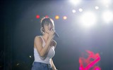 Đông Nhi để mặt mộc, mặc giản dị đi tổng duyệt chương trình cùng Khắc Việt
