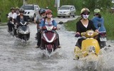 Mẹo đi xe máy qua đoạn đường ngập nước không thể bỏ qua