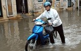 Mẹo đi xe máy qua đoạn đường ngập nước không thể bỏ qua