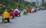 Mẹo đi xe máy qua đoạn đường ngập nước không thể bỏ qua