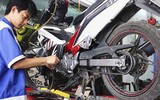 Mẹo đi xe máy qua đoạn đường ngập nước không thể bỏ qua