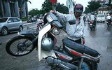 Mẹo đi xe máy qua đoạn đường ngập nước không thể bỏ qua