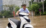 Mẹo đi xe máy qua đoạn đường ngập nước không thể bỏ qua