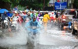Mẹo đi xe máy qua đoạn đường ngập nước không thể bỏ qua
