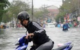 Mẹo đi xe máy qua đoạn đường ngập nước không thể bỏ qua