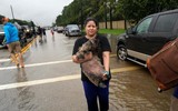 [ẢNH] Bị bão dữ bao vây, người Texas vẫn quyết ôm chặt… thú cưng