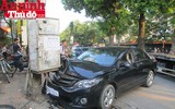 [ẢNH] Cận cảnh vụ ô tô tông nát đầu ở đường Láng vào giờ cao điểm