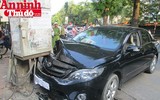 [ẢNH] Cận cảnh vụ ô tô tông nát đầu ở đường Láng vào giờ cao điểm