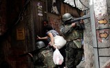 Xem lính đặc nhiệm Brazil trấn áp tội phạm ma túy ở Rio de Janeiro