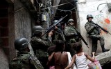 Xem lính đặc nhiệm Brazil trấn áp tội phạm ma túy ở Rio de Janeiro