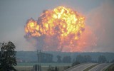 Hiện trường vụ nổ kho vũ khí quân sự khủng khiếp ở Ukraine