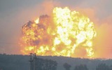 Hiện trường vụ nổ kho vũ khí quân sự khủng khiếp ở Ukraine