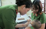 Những khoảnh khắc ấm áp khó quên khi các nữ chiến sĩ công an Hà Nội chăm sóc bé bị bỏ rơi