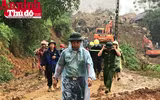 Đoàn công tác Báo ANTĐ chia sẻ với bà con trong vụ vùi lấp đất đá ở Tân Lạc, Hòa Bình