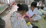 [ẢNH] Lấp lánh niềm vui ngày bé bị mẹ bỏ rơi được trở về với gia đình