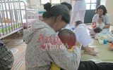 [ẢNH] Lấp lánh niềm vui ngày bé bị mẹ bỏ rơi được trở về với gia đình