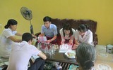 [ẢNH] Lấp lánh niềm vui ngày bé bị mẹ bỏ rơi được trở về với gia đình