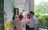 [ẢNH] Lấp lánh niềm vui ngày bé bị mẹ bỏ rơi được trở về với gia đình