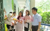 [ẢNH] Lấp lánh niềm vui ngày bé bị mẹ bỏ rơi được trở về với gia đình