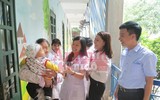 [ẢNH] Lấp lánh niềm vui ngày bé bị mẹ bỏ rơi được trở về với gia đình