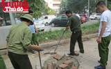 Hình ảnh đẹp bình dị của đoàn viên CAND khi cùng vệ sinh môi trường với người dân